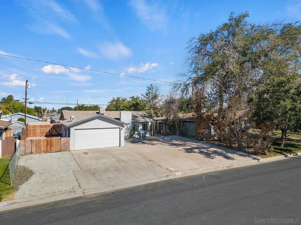 Photo of 1111 W Avenue J10, Lancaster, CA 93534 (MLS # 260009019)