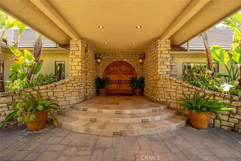 6835 Avila Valley Drive
