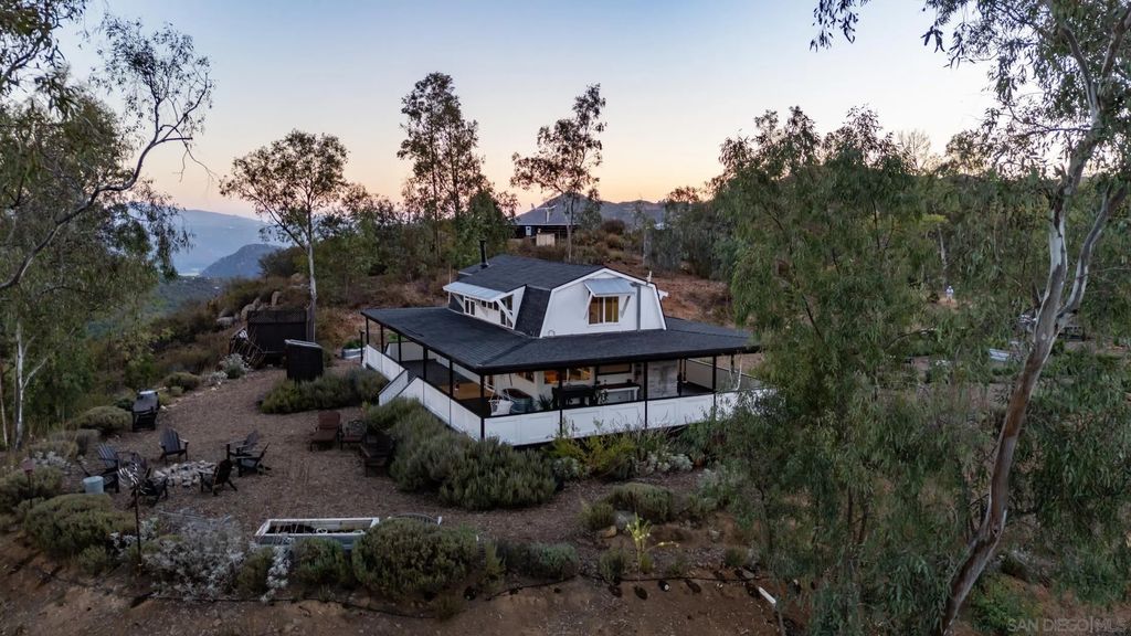 Photo of 23898 Crown Hill Ln, Escondido, CA 92027 (MLS # 250037757)