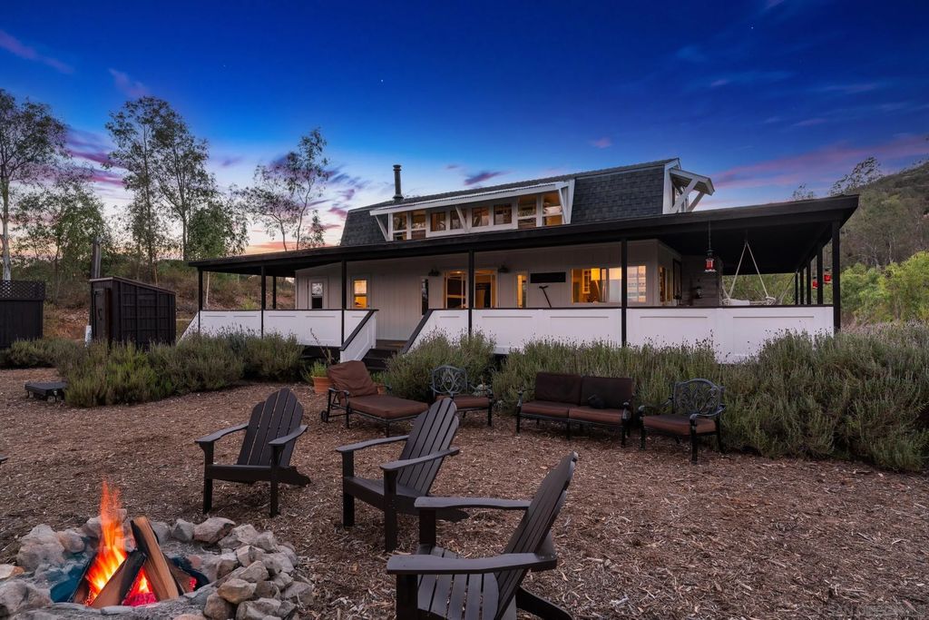 Photo of 23898 Crown Hill Ln, Escondido, CA 92027 (MLS # 250037757)