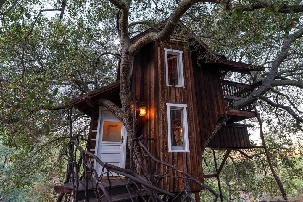 Photo of 23898 Crown Hill Ln, Escondido, CA 92027 (MLS # 250037757)