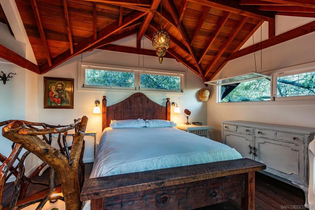 Photo of 23898 Crown Hill Ln, Escondido, CA 92027 (MLS # 250037757)