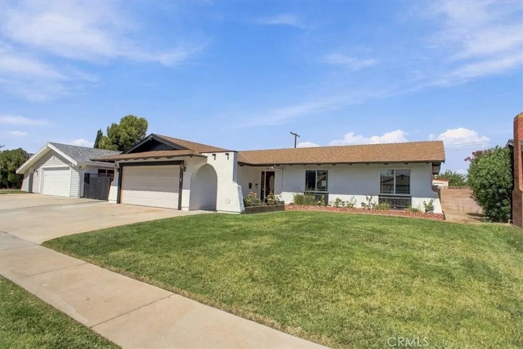 2535 E Avenue R3