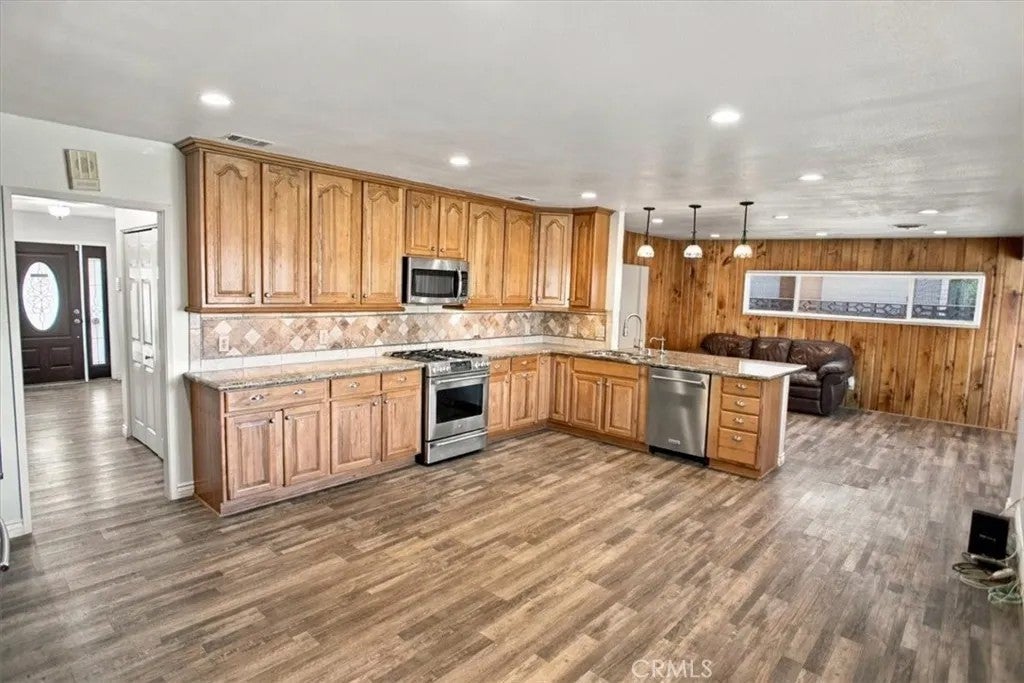 2535 E Avenue R3