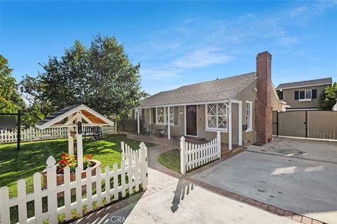 Tiny photo for 2755 N Lincoln Street, Burbank, CA 91504 (MLS # SR25234331)