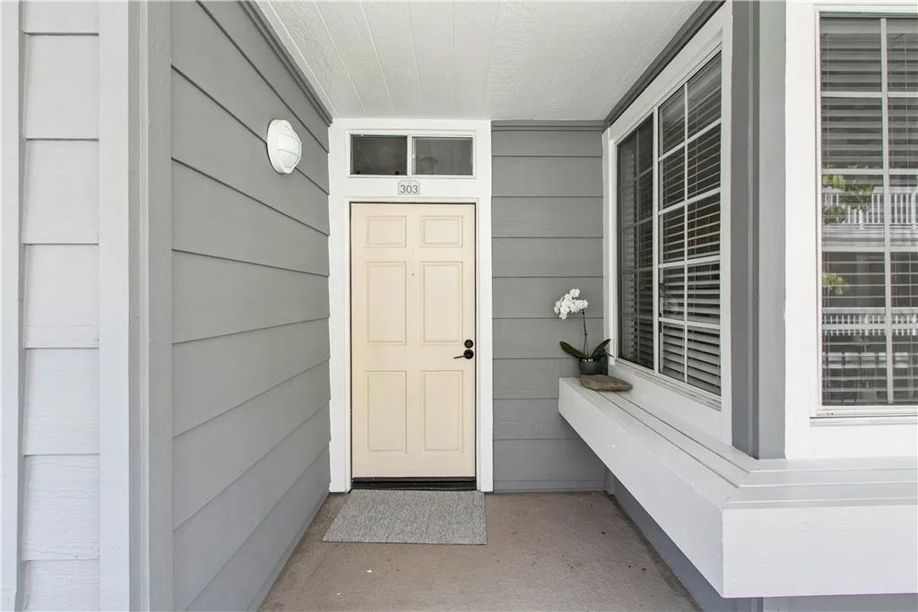 Photo of 20331 Bluffside Cir #303, Huntington Beach, CA 92646 (MLS # OC25278995)