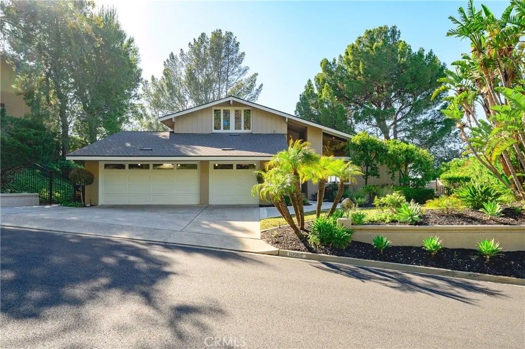 Photo of 10961 Limetree Dr, North Tustin, CA 92705 (MLS # WS26040290)