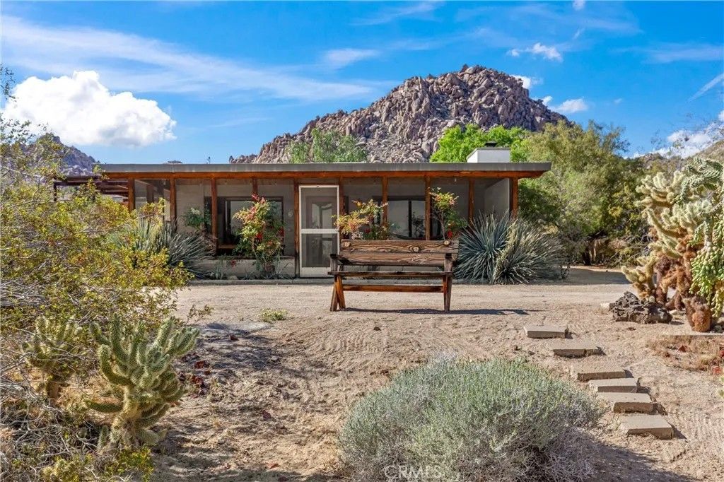 Photo of 63773 Hollinger Rd, Joshua Tree, CA 92252 (MLS # JT26089848)