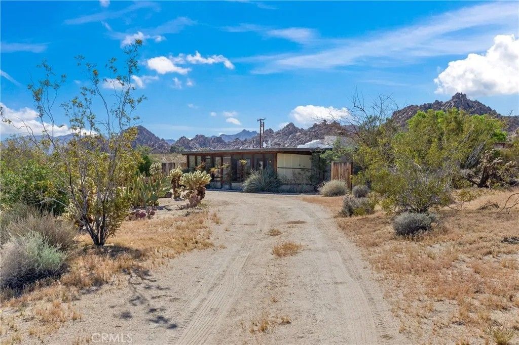 Photo of 63773 Hollinger Rd, Joshua Tree, CA 92252 (MLS # JT26089848)