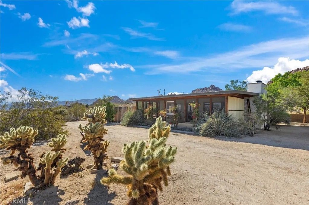 Photo of 63773 Hollinger Rd, Joshua Tree, CA 92252 (MLS # JT26089848)