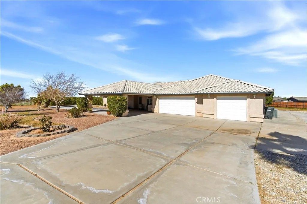 Photo of 7330 Smoke Tree Rd, Phelan, CA 92371 (MLS # CV26037431)