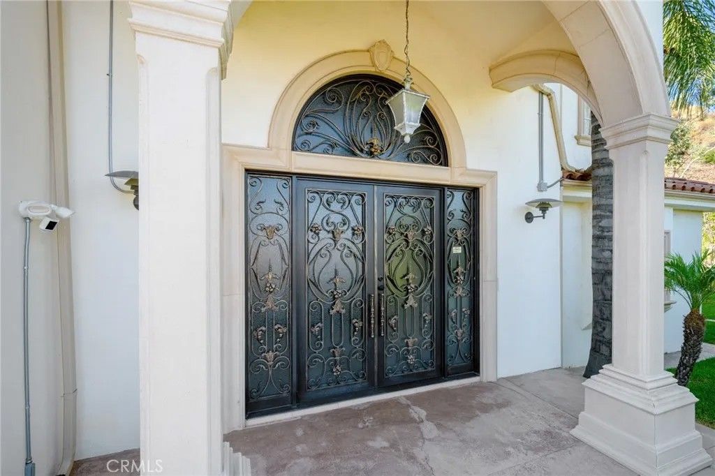 Photo of 3331 Oakmont View Drive, Glendale, CA 91208 (MLS # GD25268894)