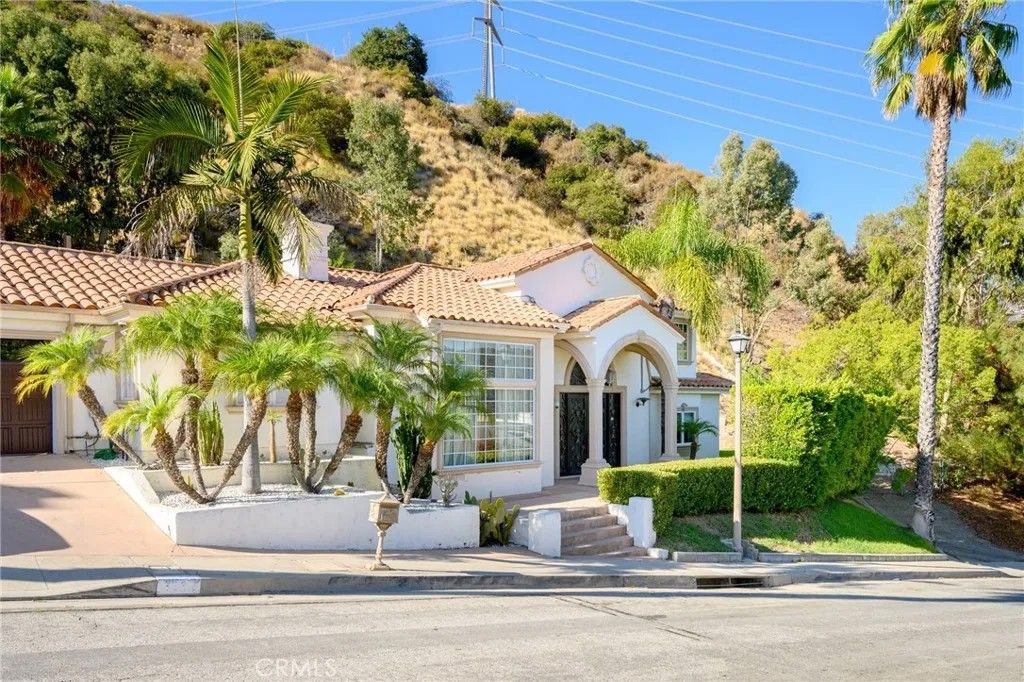 Photo of 3331 Oakmont View Drive, Glendale, CA 91208 (MLS # GD25268894)