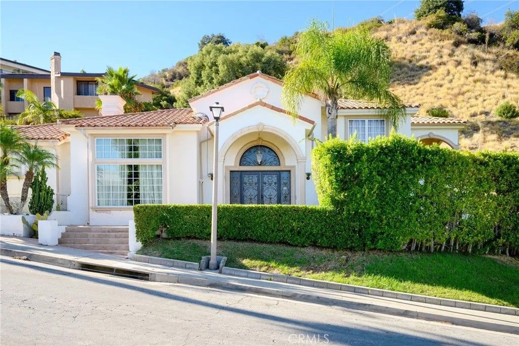 Photo of 3331 Oakmont View Drive, Glendale, CA 91208 (MLS # GD25268894)