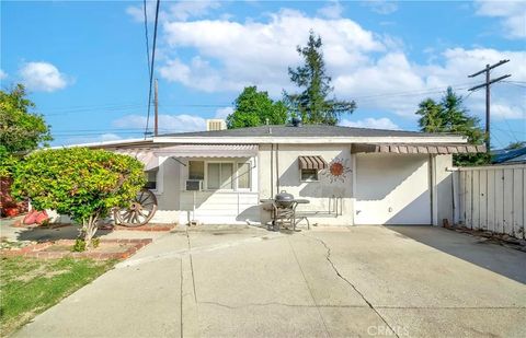 Tiny photo for 4646 Farmdale Avenue, North Hollywood, CA 91602 (MLS # SB25255365)