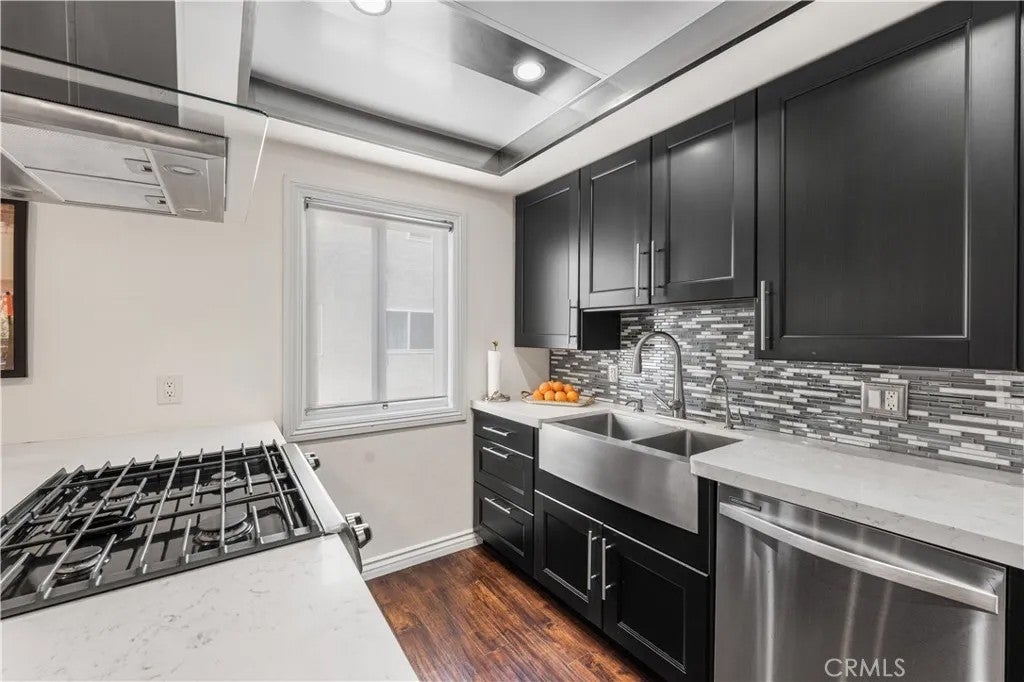 18333 Hatteras 6