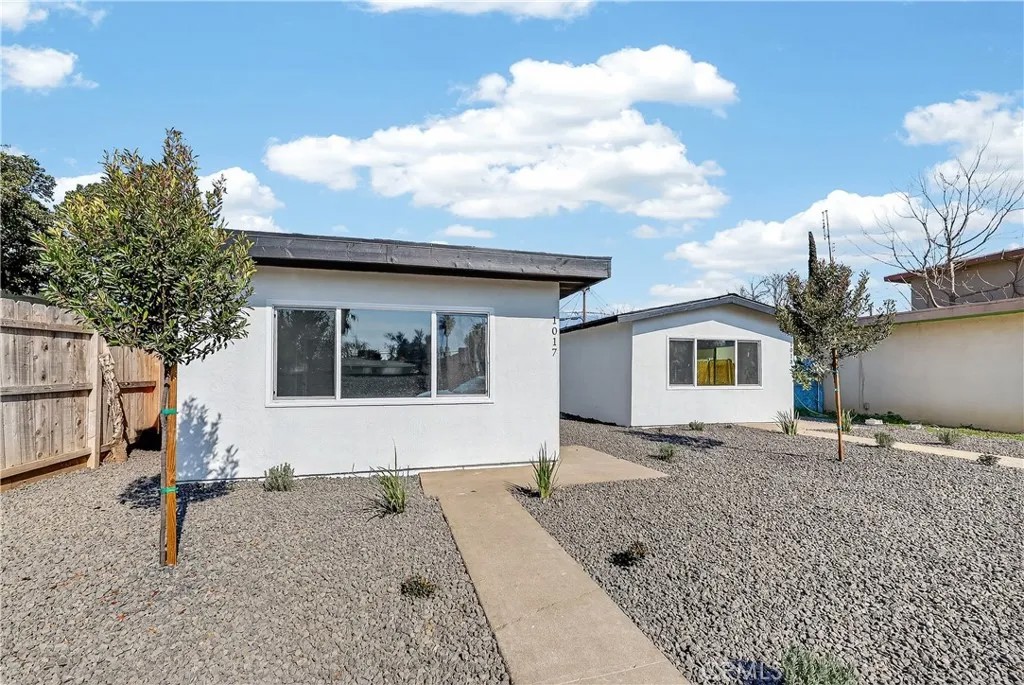 1013 W Santa Fe Avenue