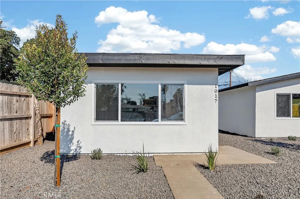 1013 W Santa Fe Avenue