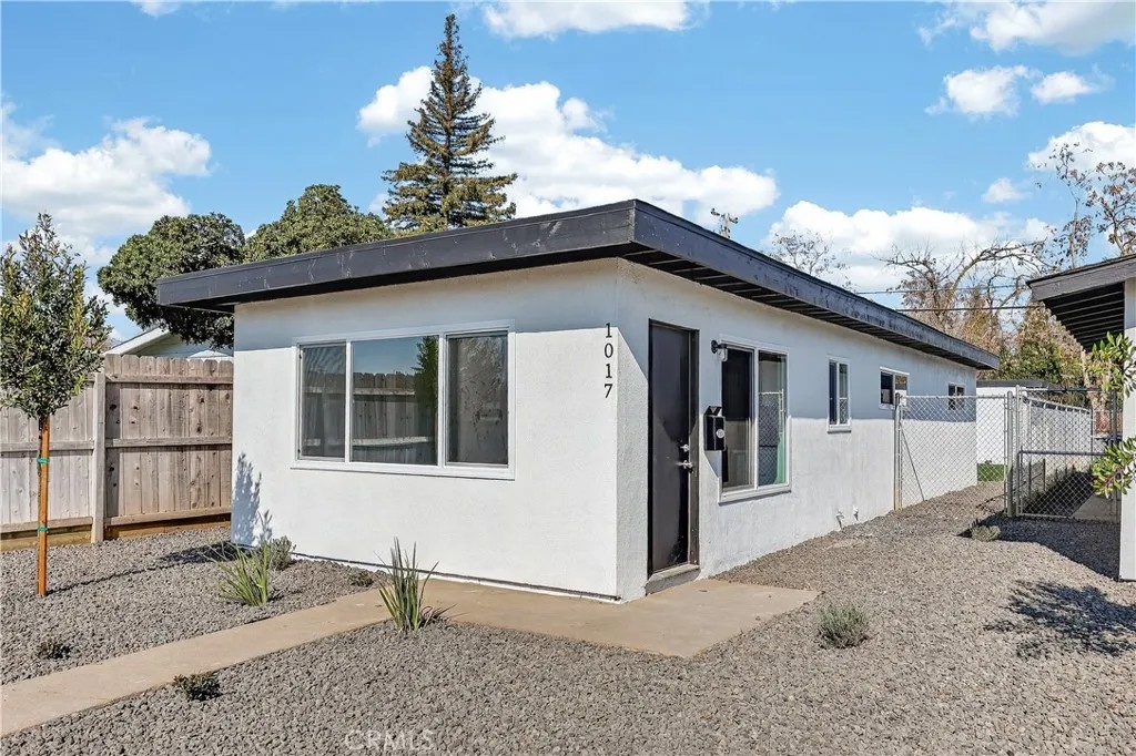 1013 W Santa Fe Avenue