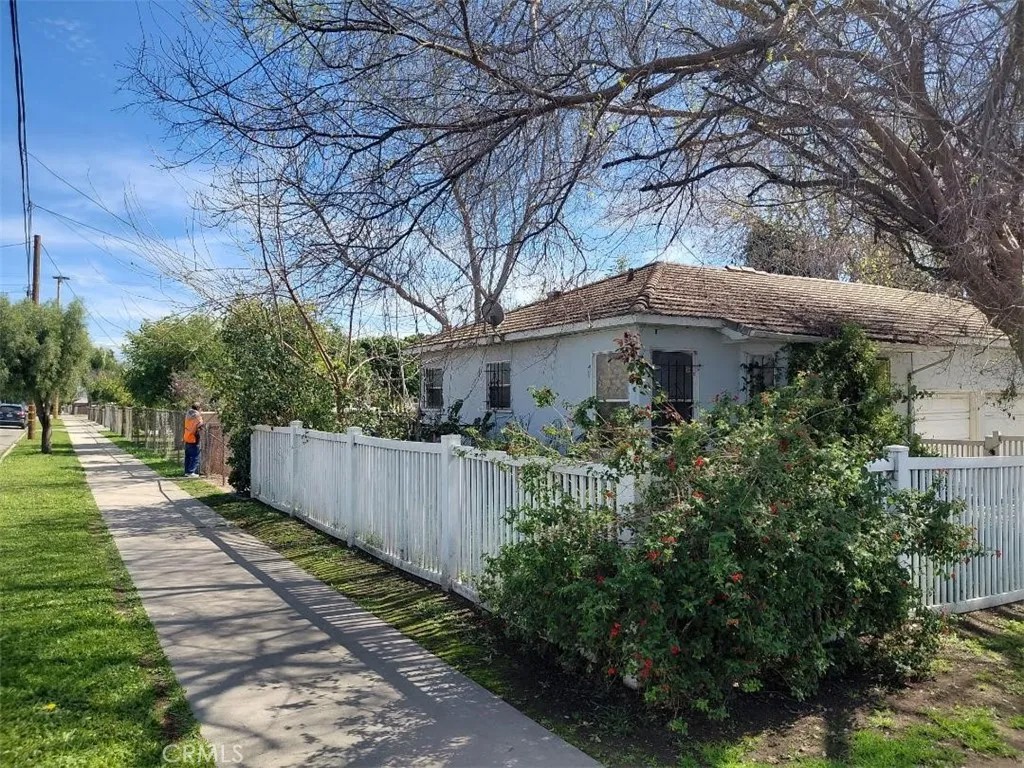 1091-- 1097 N Pershing