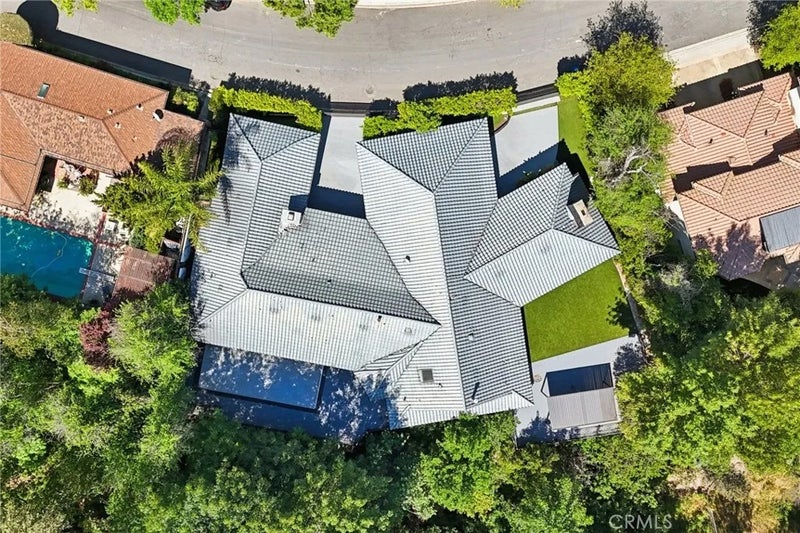 4900 Queen Victoria