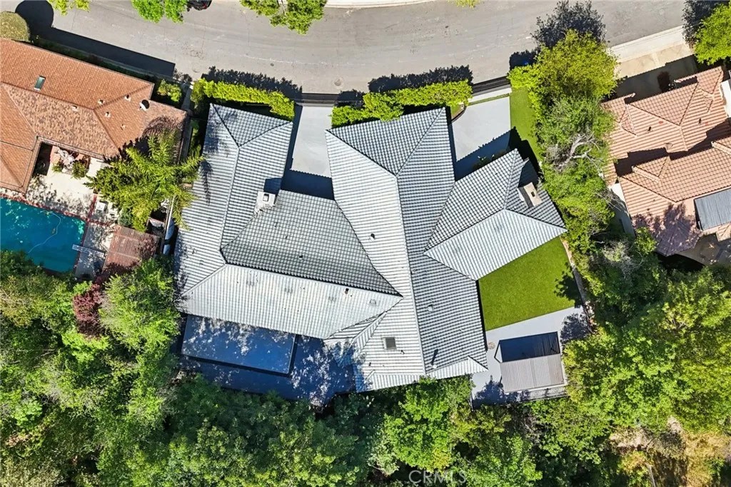 4900 Queen Victoria