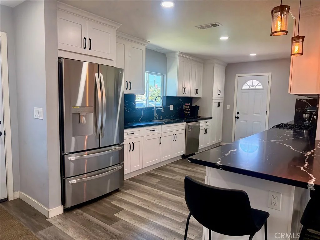 6086 W Myra