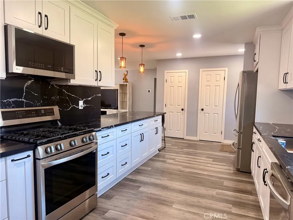 6086 W Myra