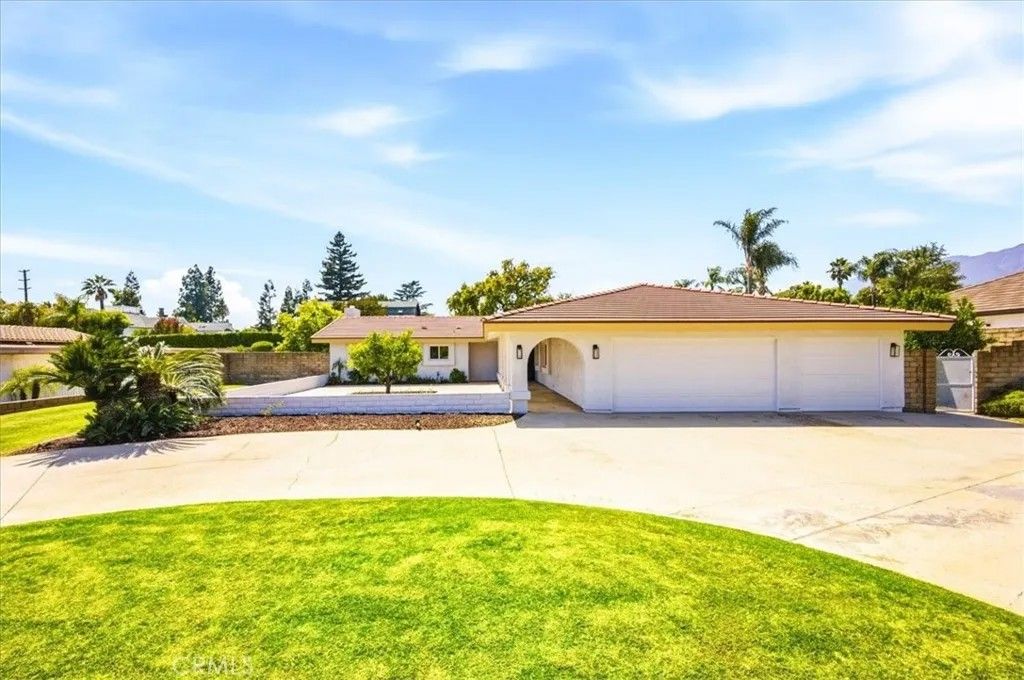Photo of 2015 N Palm Ave, Upland, CA 91784 (MLS # CV26094911)