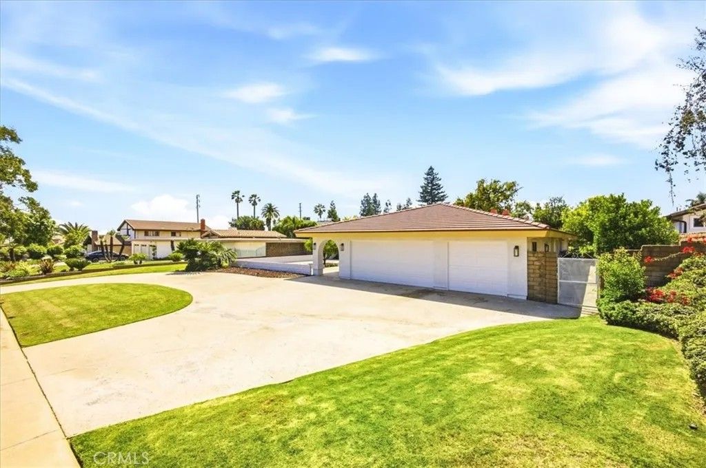 Photo of 2015 N Palm Ave, Upland, CA 91784 (MLS # CV26094911)