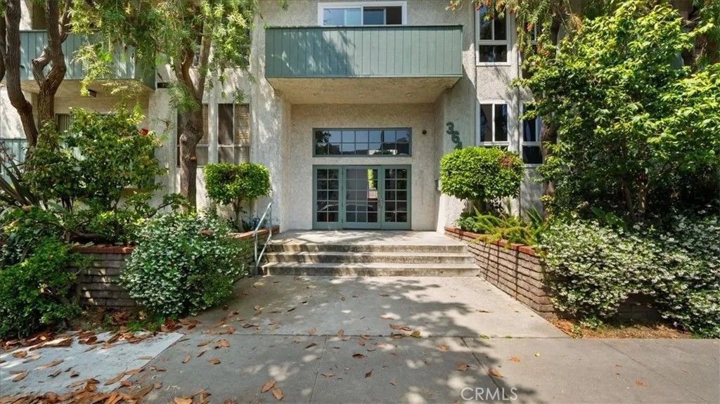 Photo of 3649 Glendon Avenue #202, Los Angeles, CA 90034 (MLS # CV26037350)