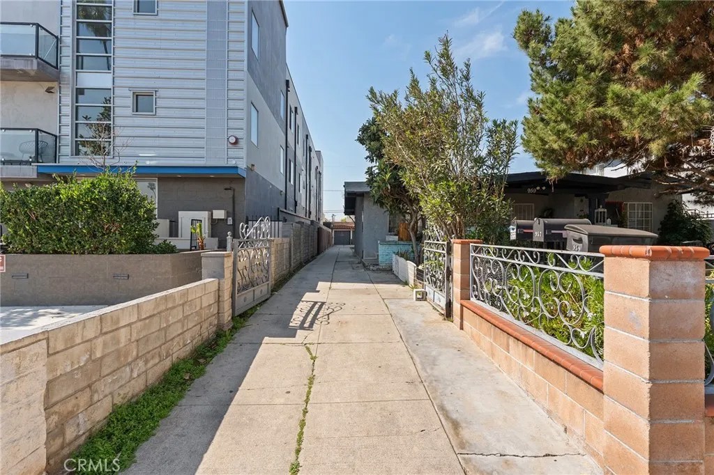 955 N Normandie