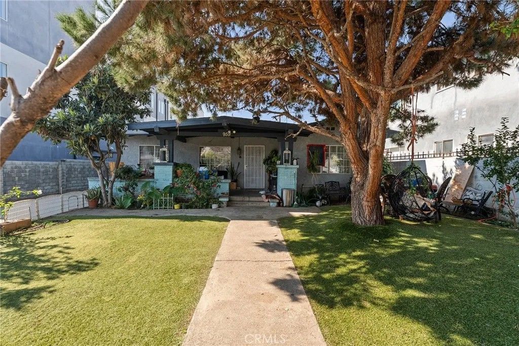 Photo of 955 N Normandie, Los Angeles, CA 90029 (MLS # SR26043662)