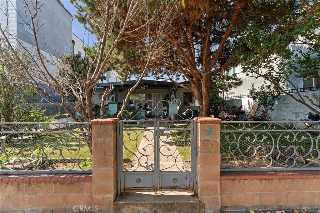 Photo of 955 N Normandie, Los Angeles, CA 90029 (MLS # SR26043662)