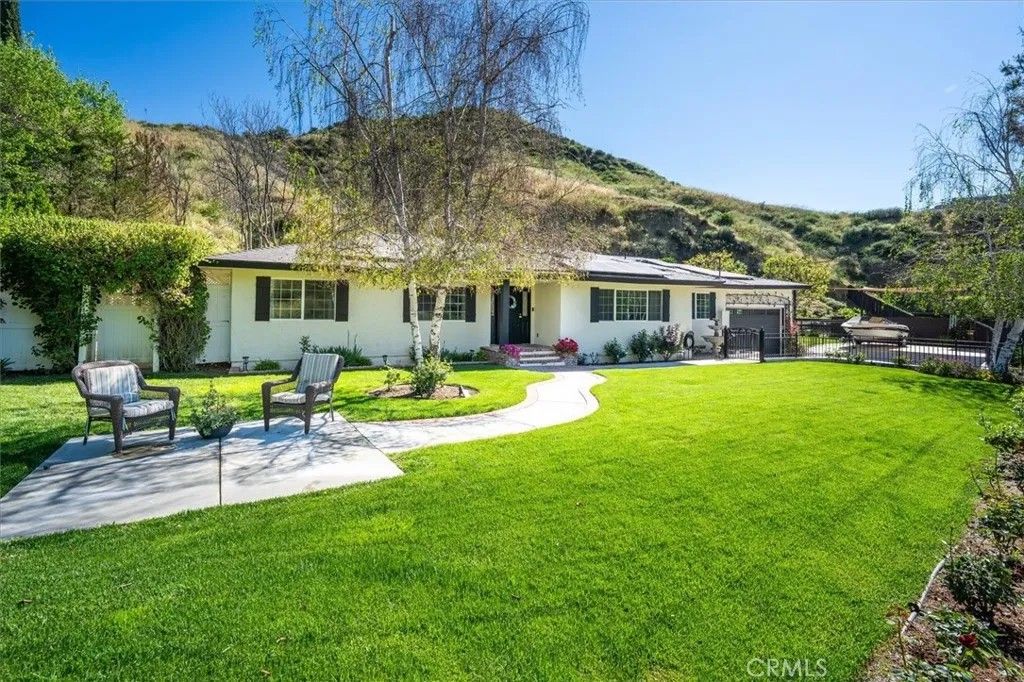 Photo of 28838 Lincoln Ave, Castaic, CA 91384 (MLS # SR26062692)