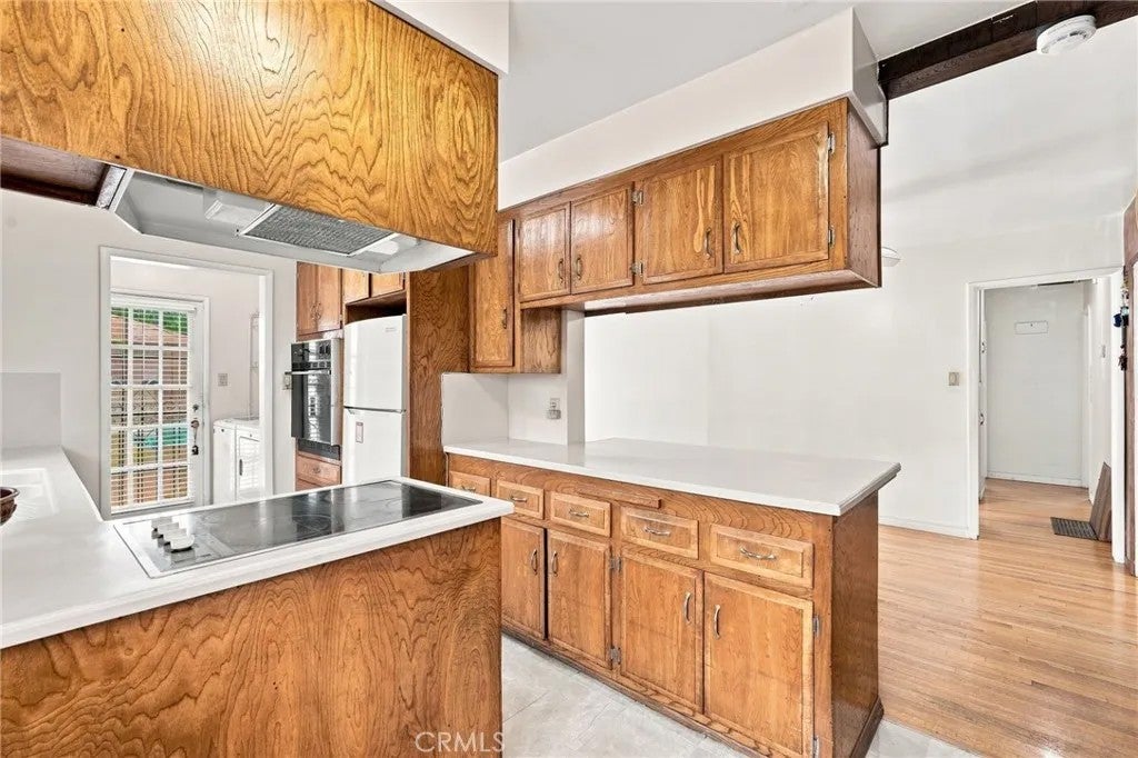 4832 Coldbrook