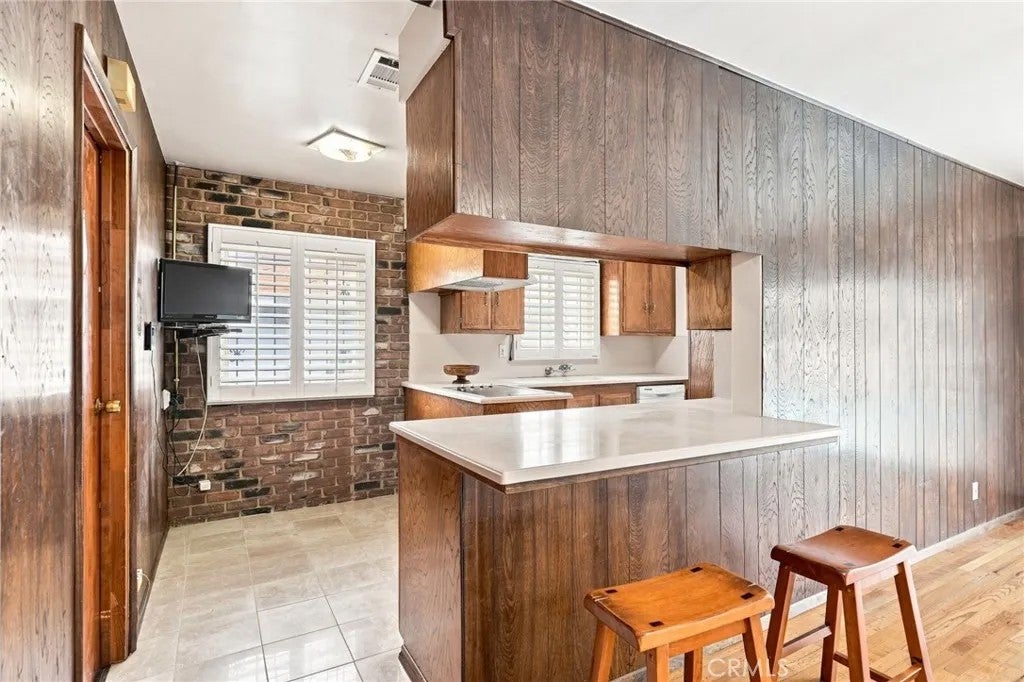 4832 Coldbrook