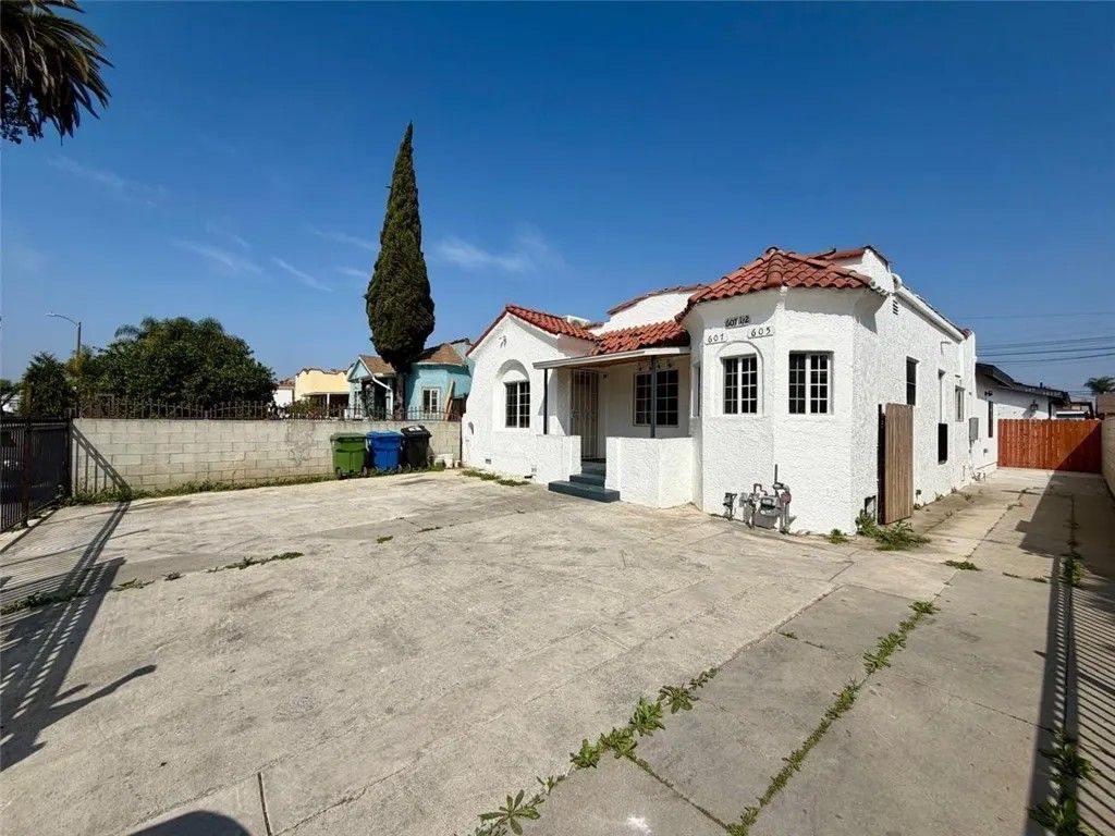 Photo of 607 W 101st Street, Los Angeles, CA 90044 (MLS # OC26065794)