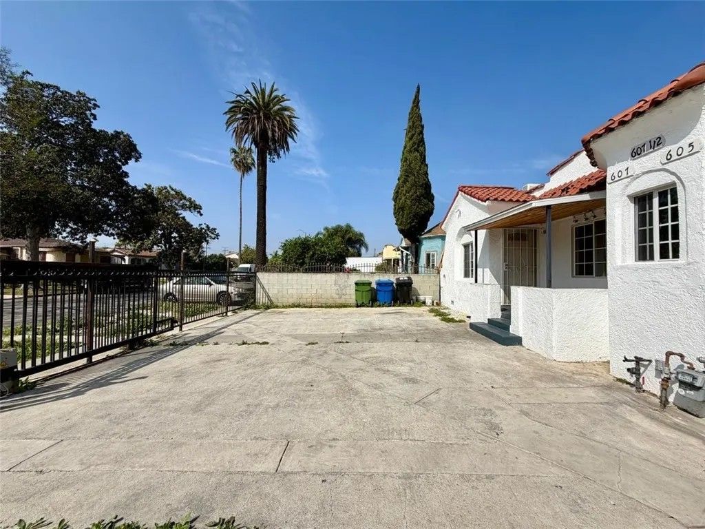 Photo of 607 W 101st Street, Los Angeles, CA 90044 (MLS # OC26065794)