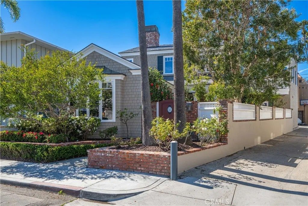 Photo of 33 Palermo Walk, Long Beach, CA 90803 (MLS # PW26044831)