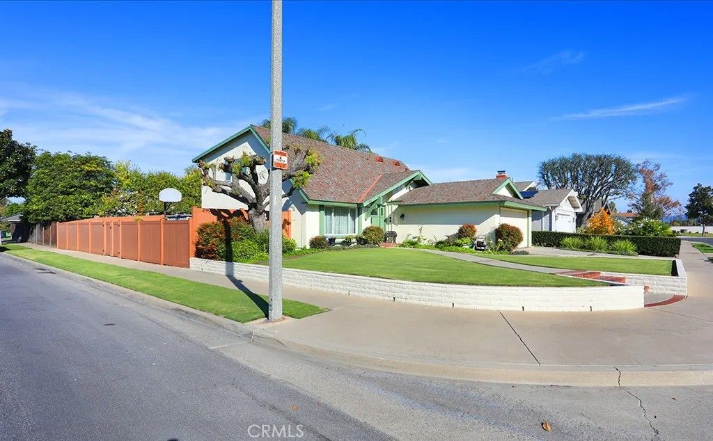 Photo of 14781 Bridgeport Rd, Tustin, CA 92780 (MLS # PW25267418)