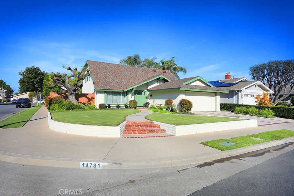 Photo of 14781 Bridgeport Rd, Tustin, CA 92780 (MLS # PW25267418)