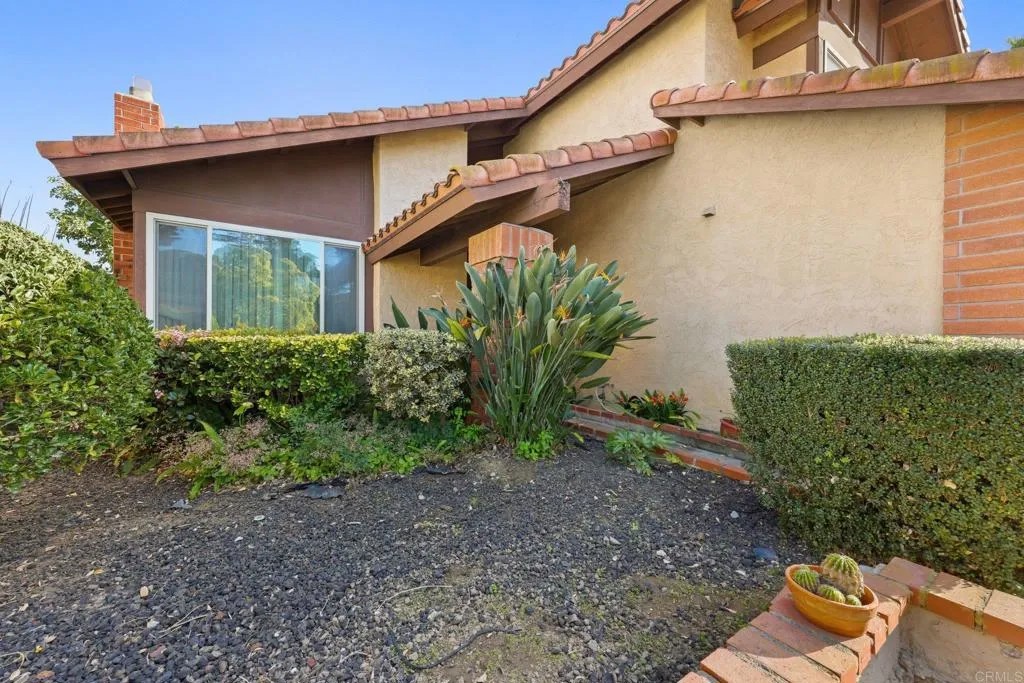 10527 Moorpark Street