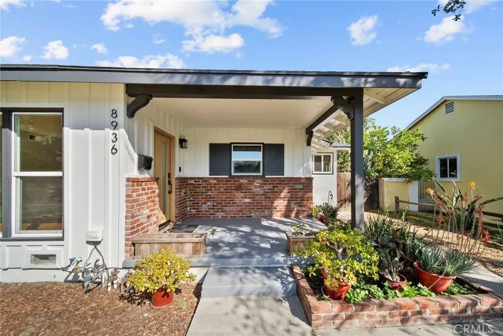 Photo of 8936 Woodley Avenue, North Hills, CA 91343 (MLS # SR26053398)