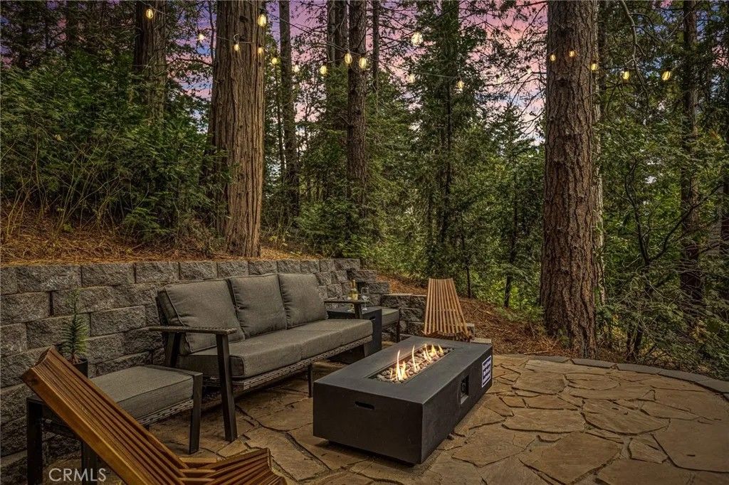 Photo of 804 Sierra Vista, Twin Peaks, CA 92391 (MLS # IG26030549)