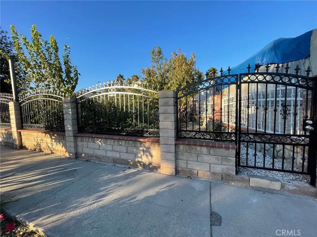 Photo of 18927 Erwin Street, Tarzana, CA 91335 (MLS # BB26045638)