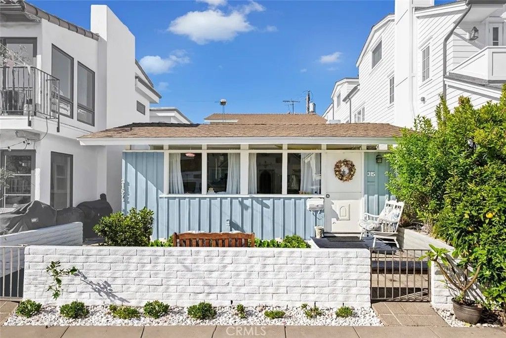 Photo of 315 Sapphire, Newport Beach, CA 92662 (MLS # NP25265096)