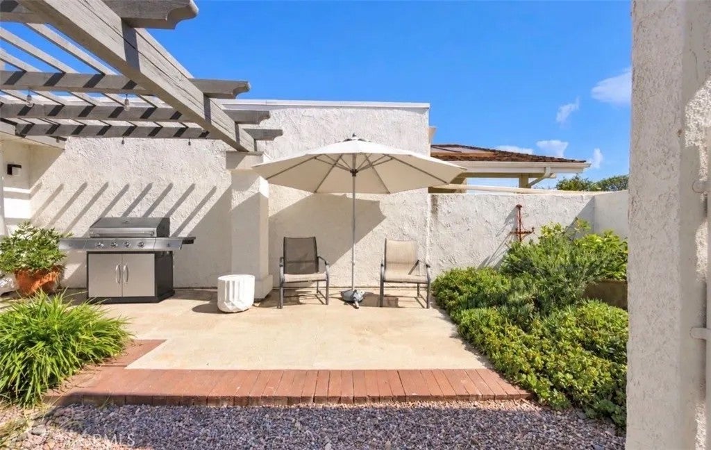 33 White Water Dr