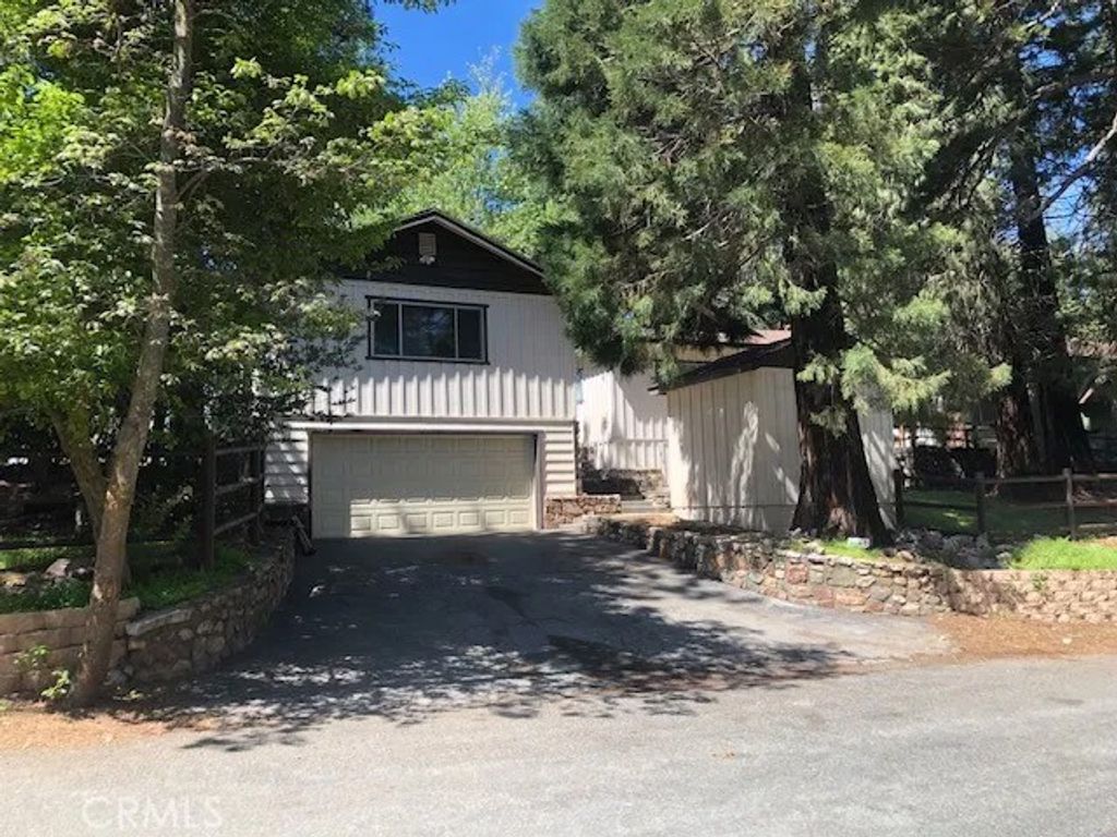 Photo of 1055 Playground Dr, Crestline, CA 92325 (MLS # IV26019802)