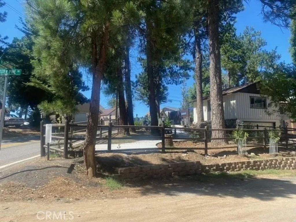 Photo of 1055 Playground Dr, Crestline, CA 92325 (MLS # IV26019802)